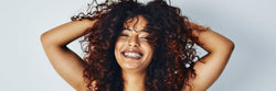 Femme qui se fait un shampoing