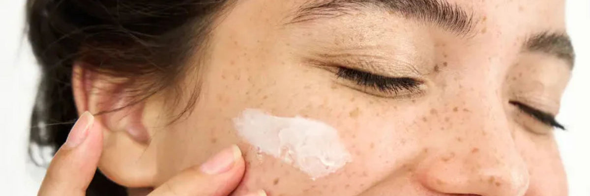 Femme qui s'applique une crème