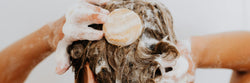 Femme qui se fait un shampoing