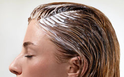 Femme qui a un masque capillaire